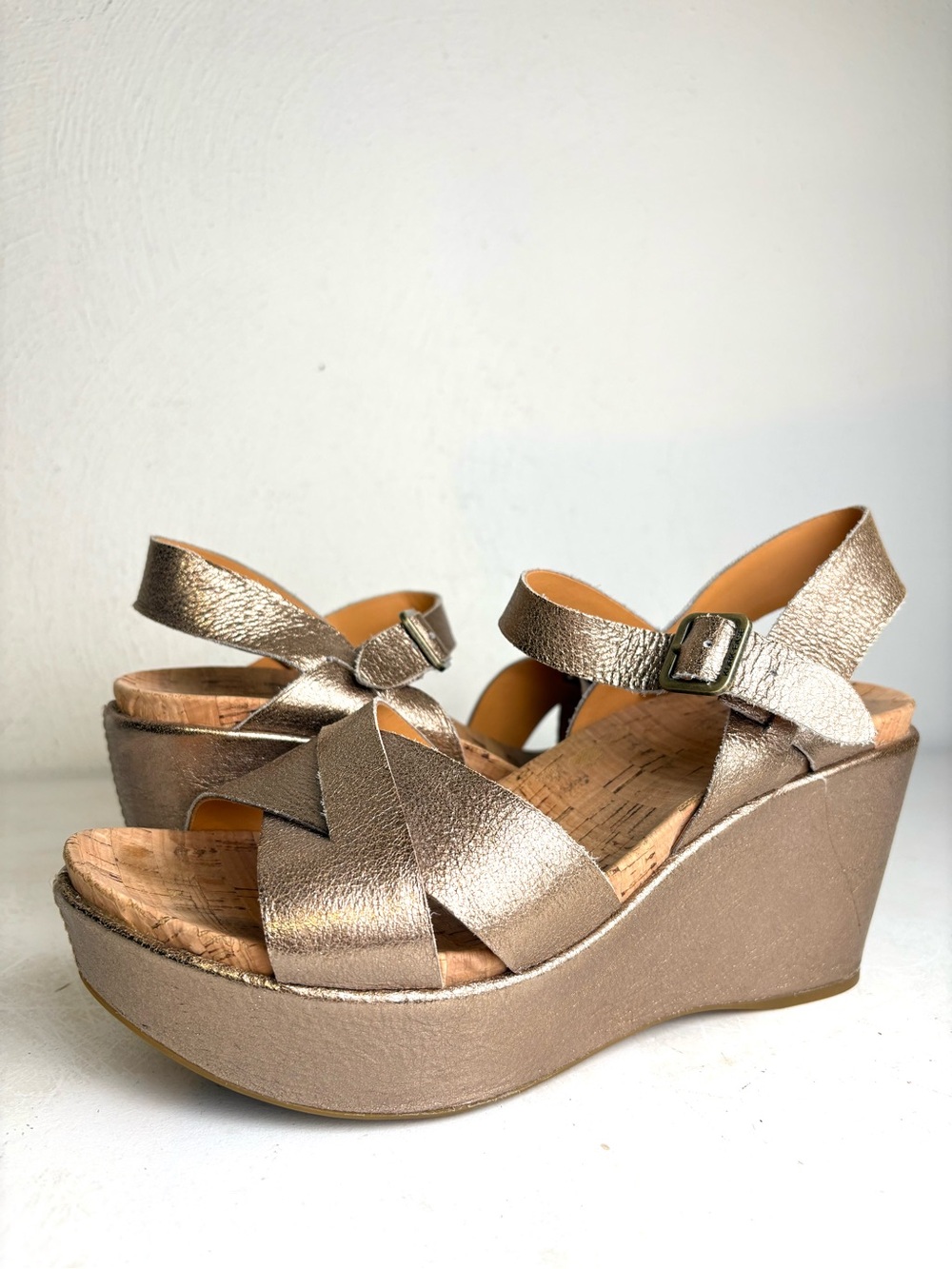 KORK-EASE Women's Ava 2.0 Soft Gold Wedge Sandals Neutral Metallic Leather